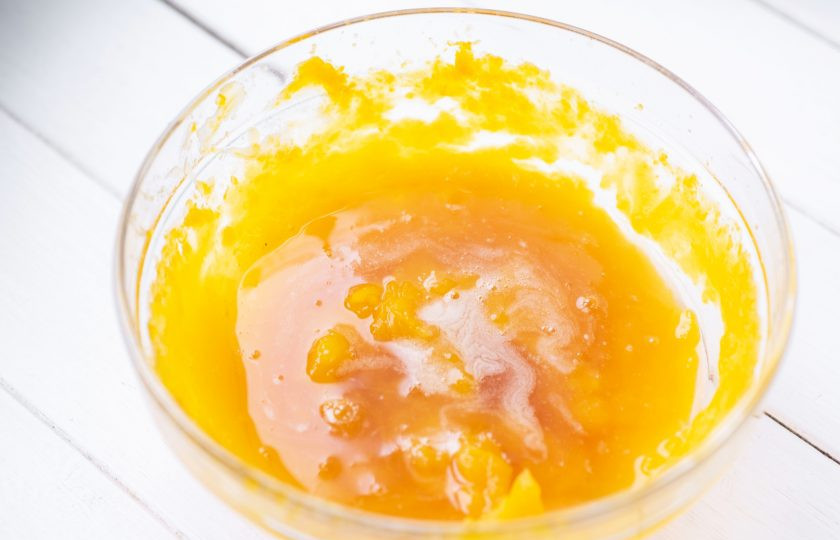 1. Этап. Мармелад из тыквы с желатином в домашних условиях: В тыквенную смесь залейте растопленный желатин, добавьте ванилин. Перемешайте хорошенько.