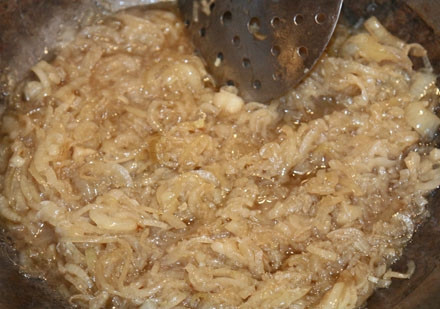 1. Этап. Пиёва: Томить на медленном огне и под крышкой наш лук мы будем около 2 часов. Сперва лук будет такого цвета...