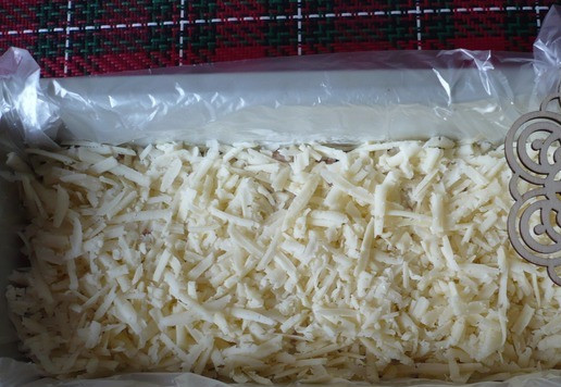 1. Этап. Салат рождественский Золотое полено: Натрите на крупной терке сыр, выложите его следующим слоем, разровняйте, смажьте майонезом.