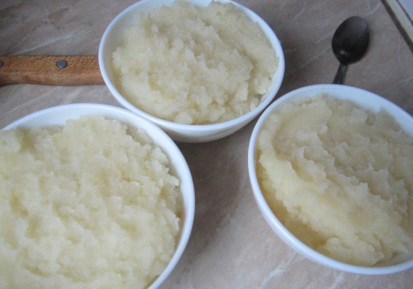 1. Этап. Картофельное пюре с сыром: 6. В тарелки ложкой выкладываю картофельное пюре, немного утрамбовываю его и равномерно распределяю.