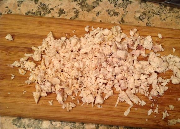 1. Этап. Салат из курицы и грибов: Отварите заранее грудку, остудите, а потом мелко нарежьте.