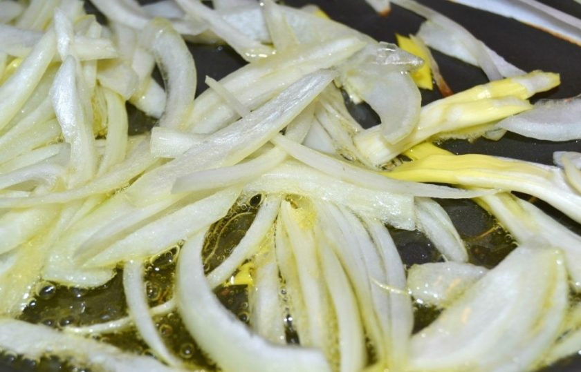 1. Этап. Очень простой гороховый суп: 7. Разогрейте сковороду с оливковым маслом, добавьте в сковороду лук и обжаривайте до получения золотистого цвета.