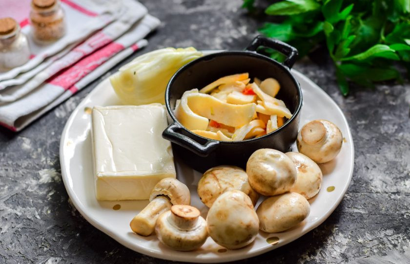 1. Этап. Салат Кальмаровый пир: Подготовьте ингредиенты.