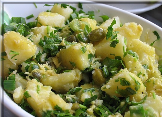 1. Этап. Салат из листьев чеснока: Посолить, поперчить и перемешать. Слегка охладить и подавать на стол. Приятного аппетита и крепкого здоровья!