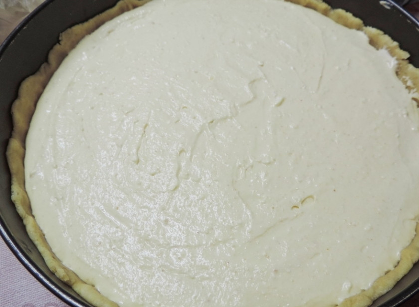 1. Этап. Арахисовый чизкейк: 8. Творожную массу переливаю в форму, отправляю в разогретый до 160 градусов духовой шкаф на 1 час. Готовый чизкейк остужаю и ставлю в холодильник на 4 часа, можно на ночь.