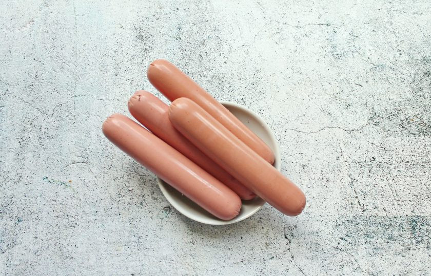 1. Этап. Сосиски на гриле: Подготовьте сосиски. Если сосиски в пленке, обязательно ее снимите.