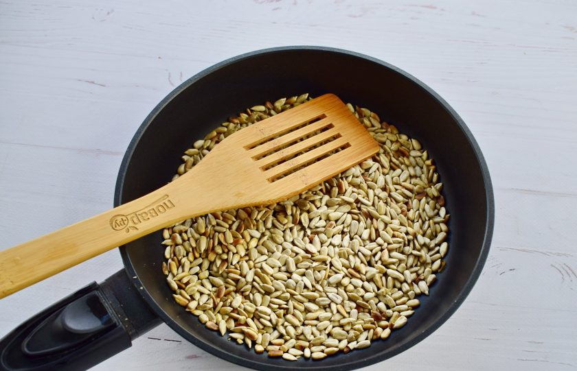 1. Этап. Халва: 3. Семечки обжарьте на сухой сковороде до золотистого цвета на медленном огне.