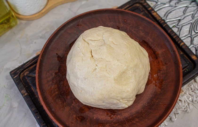 1. Этап. Чуду с черемшой: Затем замесите мягкое эластичное тесто.