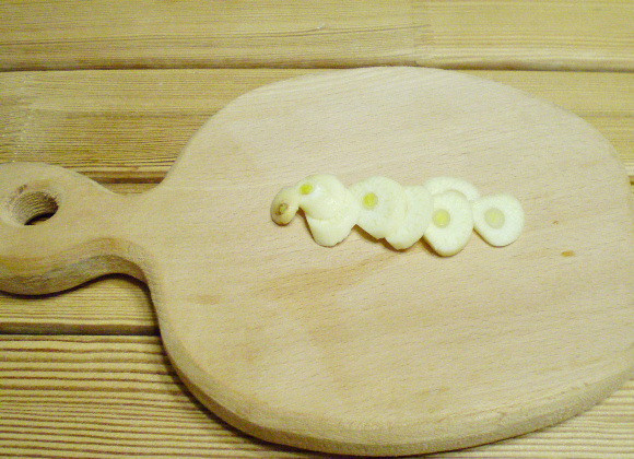 1. Этап. Настой из имбиря для похудения: 2. Очищаем зубчик чеснока и нарезаем тонкими пластинками.