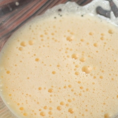 1. Этап. Творожник со взбитыми сливками и ванилью: Опять же, в еще одно другой миске взбиваем 3 яйца с сахарной пудрой до плотной пены.