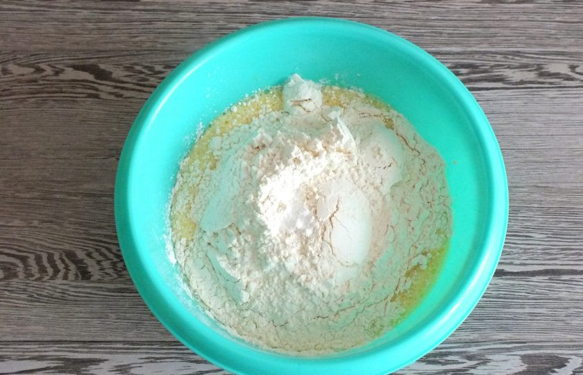 1. Этап. Сочни на маргарине: Всыпьте муку, разрыхлитель, щепотку соли.