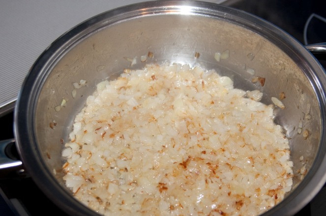 1. Этап. Горбуша под маринадом: Итак, чистим репчатый лук и измельчаем его, разогреваем в сковороде растительное масло и обжариваем на нем лук до золотистого цвета.