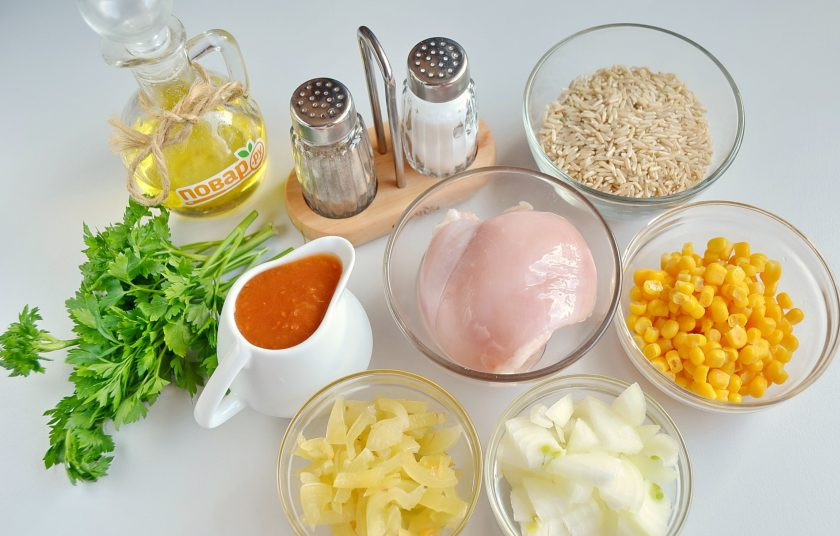 1. Этап. Курица с куркумой в кисло-сладком соусе: Подготовьте продукты. Куриное филе большое, если нет, то два маленьких будет в самый раз. Приступим! Сразу нужно поставить варится бурый рис, время его варки примерно 40 минут. Переберите его, промойте. Воду для риса вскипятите, посолите, всыпьте рис, уменьшите огонь и варите до мягкости.