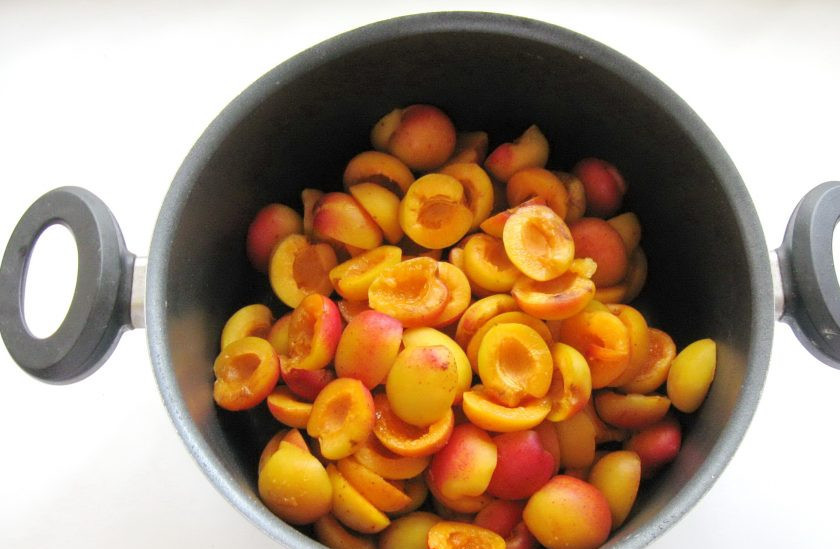 1. Этап. Абрикосовое варенье с ванилью: Разрежьте на две части и удалите косточки.