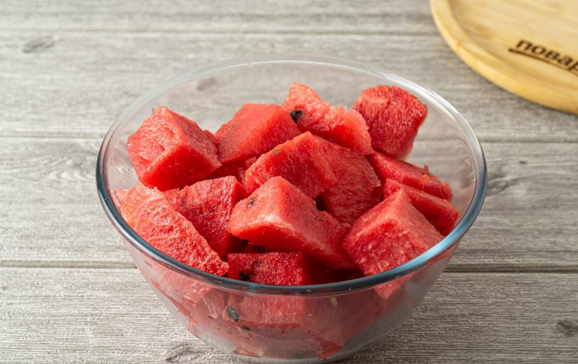 1. Этап. Мед из арбуза: Арбуз помойте, удалите шкурку, нарежьте крупными кусочками.