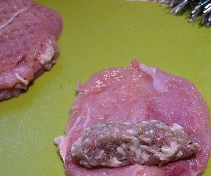 1. Этап. Рулеты-котлеты: На отбитый пласт выложить 50 г. фарша.