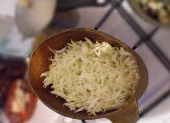 1. Этап. Рагу из баклажанов и кабачков: В чугунную посуду или в посуду с толстым дном наливаем оливкового масла, добавляем нарезанной капусты и доливаем воды. Тушим на среднем огне около 15 минут, если что добавим воды.