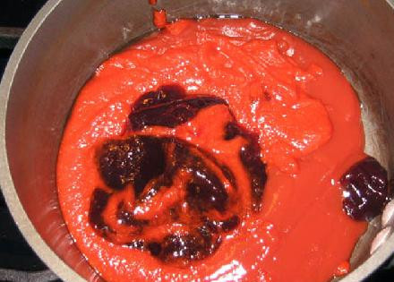 1. Этап. Бекон с острым соусом: Смешиваем ингредиенты для соуса в кастрюле. Кетчуп, варенье, соус Вустершир, чили. Помешиваем на медленном огне некоторое время.