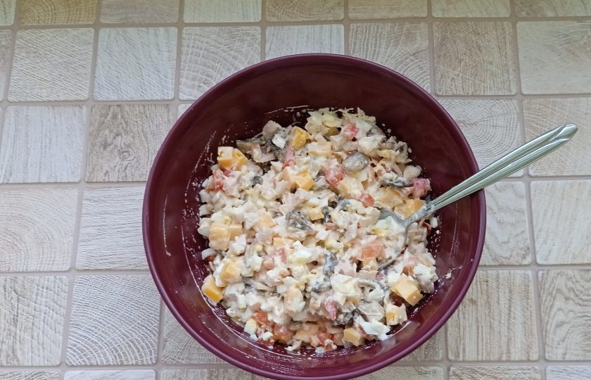 1. Этап. Салат Любимый с курицей и грибами: Перемешайте все ингредиенты. Салат 