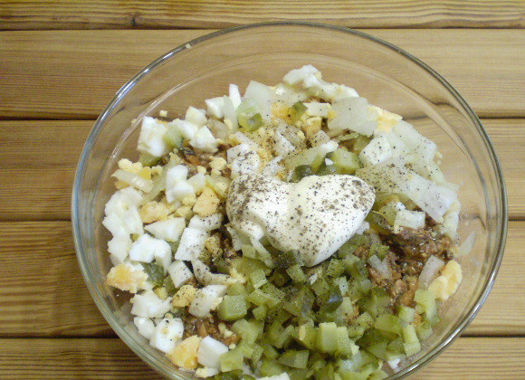 1. Этап. Салат с килькой в томате: Соедините все ингредиенты салата.