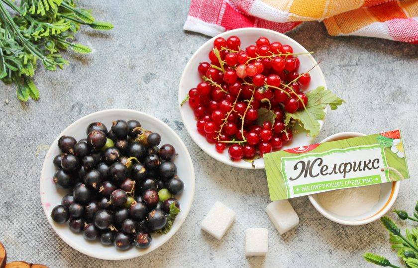 1. Этап. Конфитюр из черной и красной смородины: Подготовьте все необходимые ингредиенты для приготовления конфитюра из черной и красной смородины. Ягоды смородины переберите, удаляя порченные и грязные.