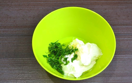 1. Этап. Салат Ревнивец: 7. Соедините пропущенный через пресс чеснок, измельченную зелень и сыр. Перемешайте.