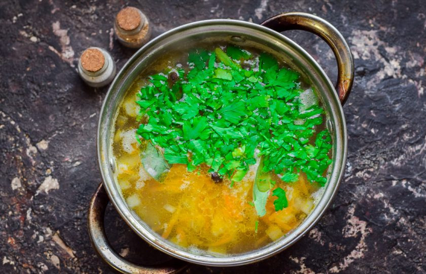 1. Этап. Постный суп с пшеном: Спустя время переложите овощи в кастрюлю, добавьте нарезанную зелень, соль и перец. По желанию можете добавить лавровый лист и перец горошком. Проварите суп 5 минут и подавайте к столу.