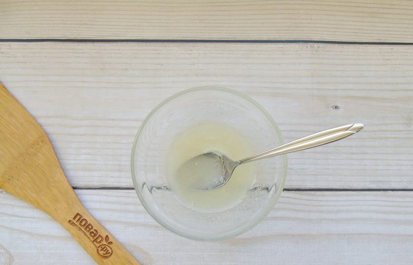 1. Этап. Лимонный кекс с сиропом: Приготовьте сироп. В мисочке перемешайте лимонный сок и сахарную пудру до полного растворения.