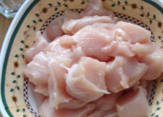 1. Этап. Куриный плов в мультиварке: 3. Пока чеснок обжаривается, займемся мясом: тщательно его промоем и порежем на небольшие кусочки.