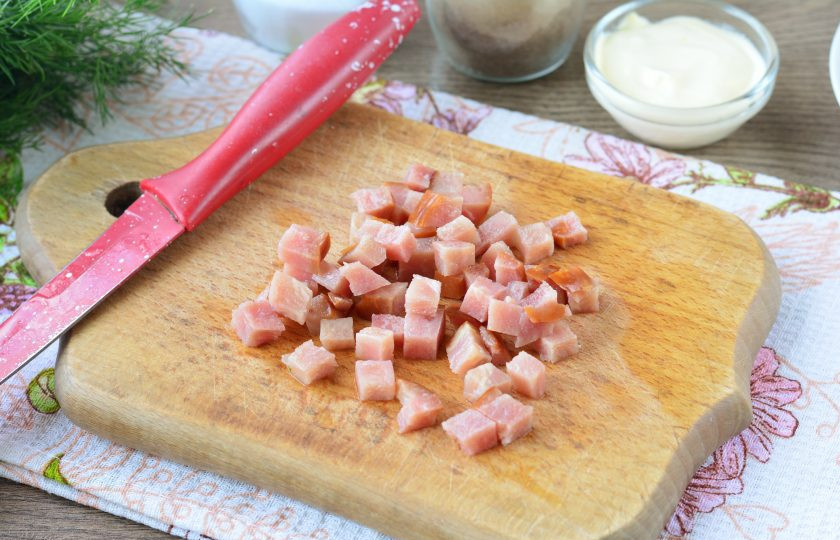 1. Этап. Салат с ветчиной и плавленым сыром: Ветчину нарежьте кубиками.