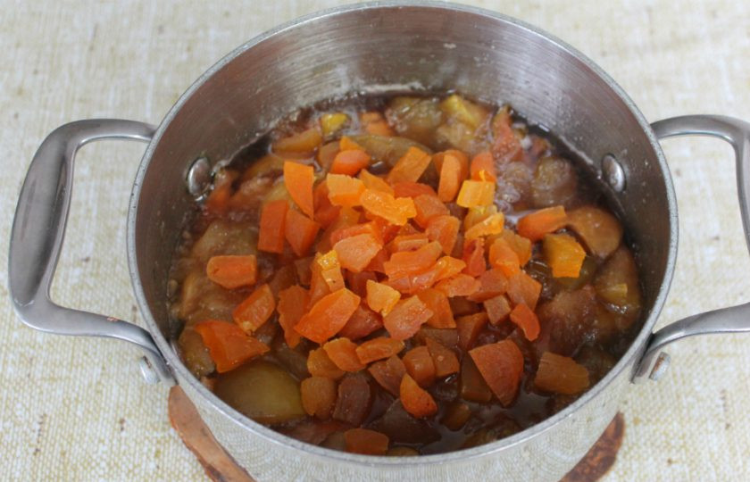 1. Этап. Варенье из яблок с курагой: Курагу нарезаем небольшими кусочками и добавляем к яблокам. Готовим еще около 10 минут. Кипящее варенье кладем в стерильные банки и закатываем металлическими крышками.