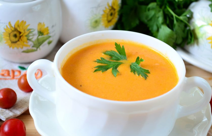 1. Этап. Томатный суп-пюре Красная жара: Томатный суп-пюре готов. Подавайте горячим, украсив свежей зеленью.