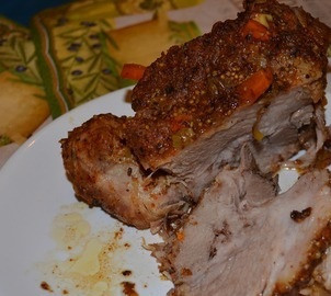 1. Этап. Буженина в скороварке: 5. В зависимости от размера кусочка, буженина в скороварке в домашних условиях будет готова через 45-60 минут. После завершения программы, ее лучше оставить в чаше еще на 10-15 минут, а затем остудить немного и нарезать порционными кусочками. Подавать такую буженину можно в качестве закуски или основного блюда с гарниром, овощами.