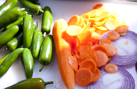 1. Этап. Перец с луком на зиму: Для начала чистим и промываем овощи, нарезаем морковь и лук кольцами. Перец, если он крупный, нарезаем на более мелкие части, если, как у меня, небольшой, то резать его не стоит.