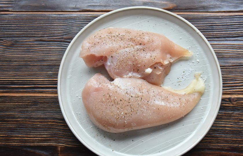 1. Этап. Пицца Альфредо: Филе куриной грудки просушите бумажными салфетками, посолите, поперчите по вкусу.