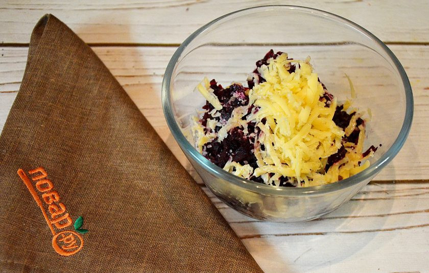 1. Этап. Салат со свеклой Агата: 2. Сыр натрите и добавьте к свекле.