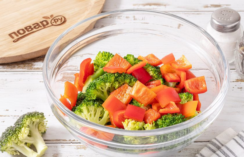 1. Этап. Брокколи с творожным сыром: Болгарский перец очистите от семян и нарежьте небольшими квадратиками.