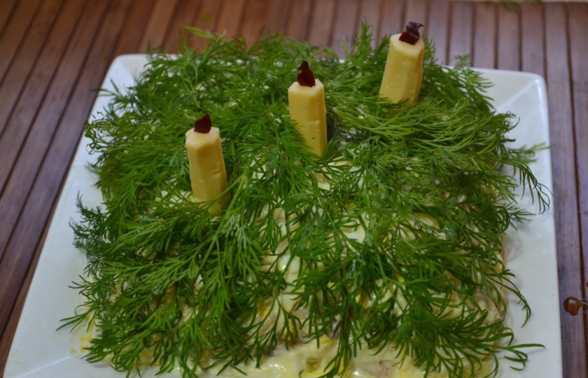 1. Этап. Салат новогодний Адвент: Украсьте салат веточками укропа. Свечи сделайте из твердого сыра, а пламя - из болгарского перца. Салат получился не только вкусным, но и очень аппетитным.