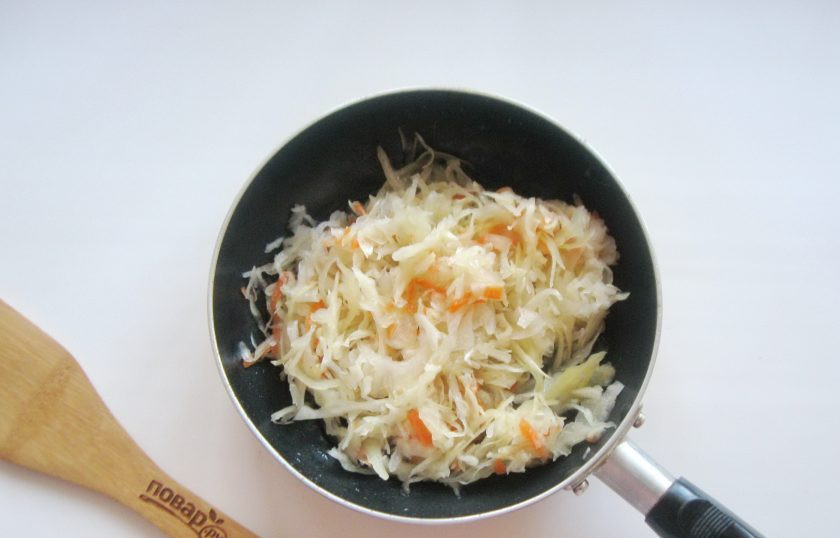1. Этап. Солянка по-польски: Квашеную капусту выложите в сковороду, налейте немного воды и тушите под крышкой 15-20 минут до мягкости.