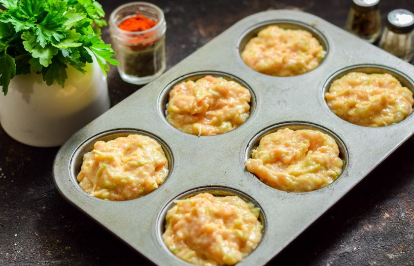 1. Этап. Маффины из курицы и кабачков: Формочки смажьте маслом, выложите приготовленное тесто. Выпекайте маффины в духовке 25-30 минут при температуре 180 градусов.