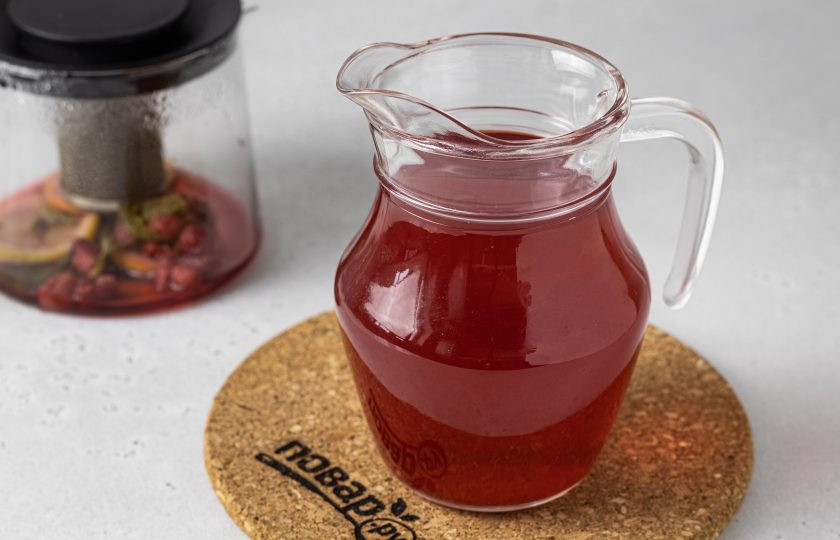 1. Этап. Холодный чай с малиной и мятой: Перелейте чай в кувшин и уберите в холодильник на 1-2 часа.