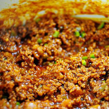 1. Этап. Американский бутерброд с говядиной: Добавить вустерширский соус и немного порошка чили.