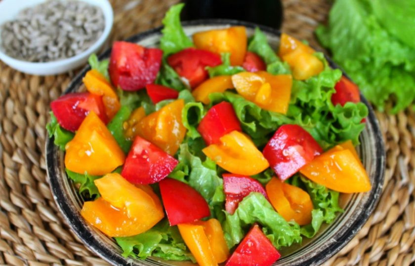 1. Этап. Салат с помидорами и горчицей: На салат выкладываем нарезанные кусочками помидоры.