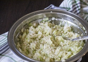 1. Этап. Постные котлеты из кабачков: 6. Теперь постепенно всыпаем муку, количество муки в ингредиентах указано примерное, так как кабачки попадаются разные, соответсвенно может понадобиться как больше, так и меньше муки. Тесто должно быть средней густоты, чтоб на сковороде не разлезлось и держало форму.