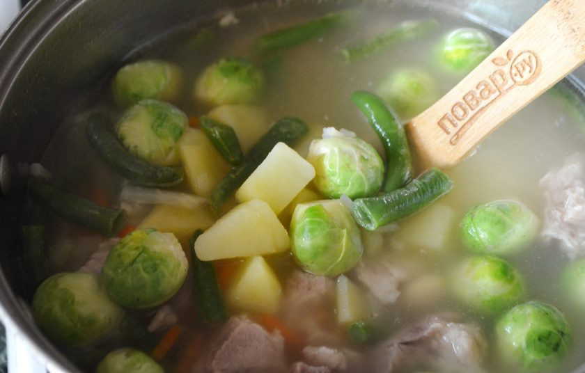 1. Этап. Французский фасолевый айнтопф: Затем добавьте брюссельскую капусту и стручковую фасоль. Варите еще 10 минут суп. Откорректируйте на соль. Достаньте мясо и порежьте на кусочки. Луковицу с гвоздикой и лаврушкой можно убрать из супа и выбросить.