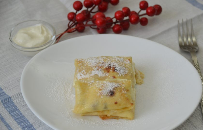 1. Этап. Налистники с творогом на крахмале: Подавайте налистники со сметаной, вареньем и сахарной пудрой.