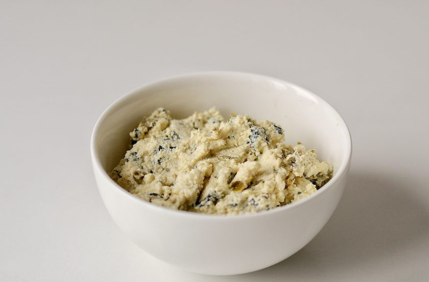 1. Этап. Постные начинки для лаваша: Для начинки измельчите тофу в блендере с майонезом. Добавьте мелко порубленные каперсы и морские водоросли нори. Посолите и поперчите по вкусу.