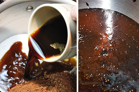 1. Этап. Шоколадный торт с заварным кремом: Заварите кофе в кипятке. Смешайте 400 грамм сахара, соль, какао порошок, соду, потом влейте в смесь кофе и проварите все на небольшом огне минут 10. Подождите, пока не начнет пузыриться масса.