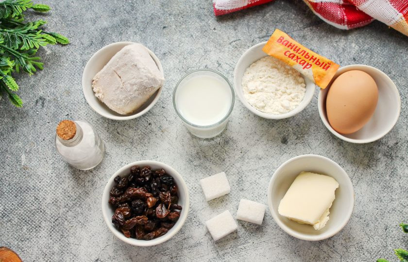 1. Этап. Кулич с шоколадной начинкой: Для начала испеките куличи. Для этого подготовьте все необходимые ингредиенты для приготовления. Изюм промойте и разложите на полотенце, чтобы он просох. Яйца тщательно вымойте, вытрите, сливочное масло растопите и остудите.