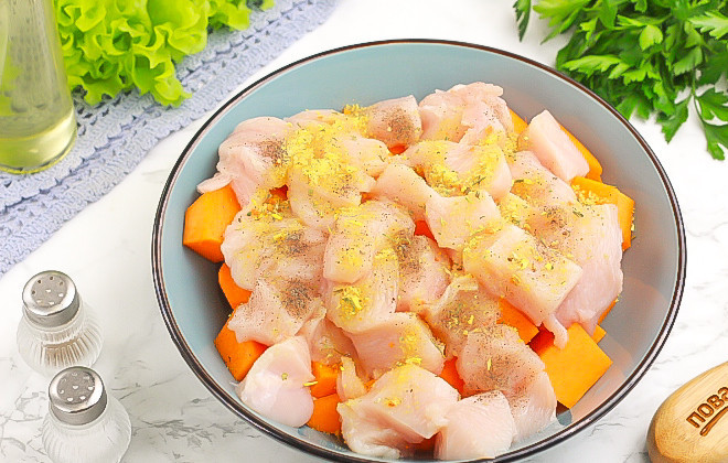 1. Этап. Куриная грудка в духовке с тыквой: Всыпьте приправу и перемешайте все нарезки. По желанию можно добавить и другие специи или пряности.